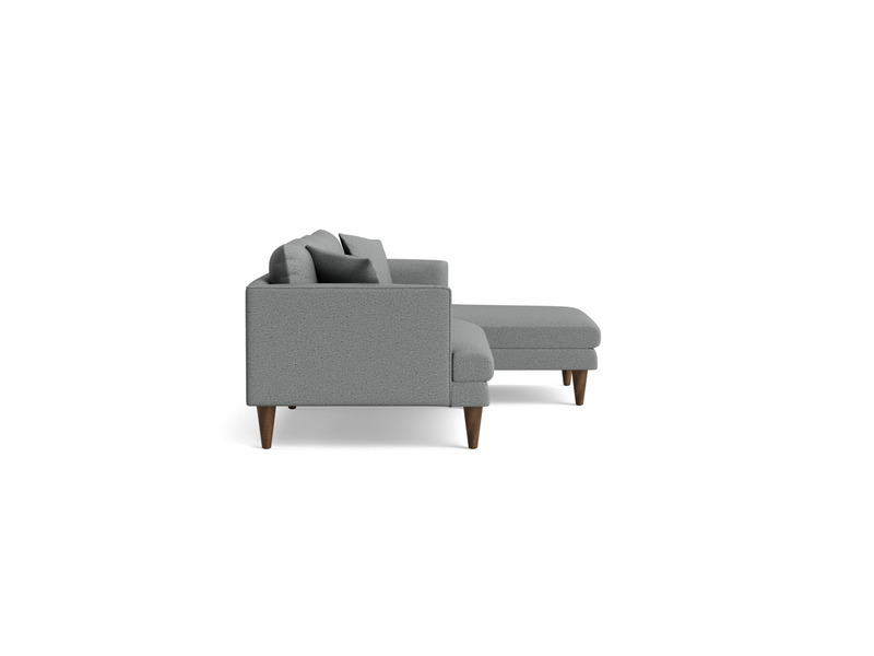 Hình ảnh chụp nghiêng từ bên phải của sofa góc Lewis SF-489 bọc vải màu xám nhạt trên nền trắng. Góc chụp này làm nổi bật…