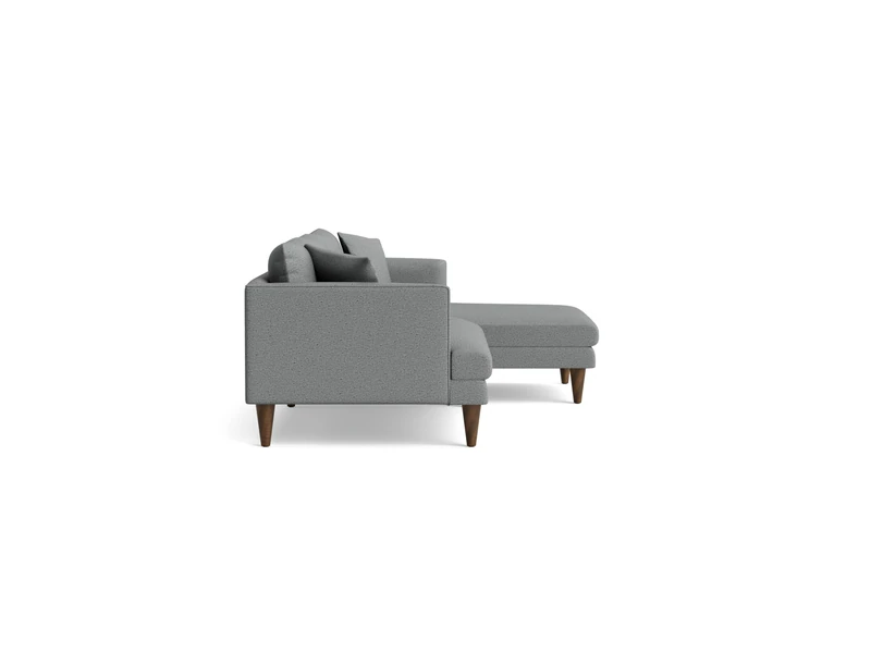 Hình ảnh chụp nghiêng từ bên phải của sofa góc Lewis SF-489 bọc vải màu xám nhạt trên nền trắng. Góc chụp này làm nổi bật…