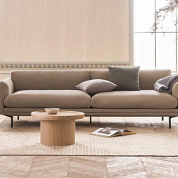 Một chiếc sofa 3 băng Lomi SF-344 màu be nhạt được đặt trong không gian phòng khách hiện đại, tràn ngập ánh sáng tự nhiên…