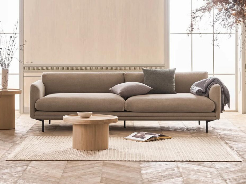 Một chiếc sofa 3 băng Lomi SF-344 màu be nhạt được đặt trong không gian phòng khách hiện đại, tràn ngập ánh sáng tự nhiên…