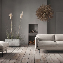 Sofa 2 băng Lomi SF-344 màu be nhạt và một chiếc đôn rời được đặt trong không gian phòng khách tối giản, tường màu xám và…