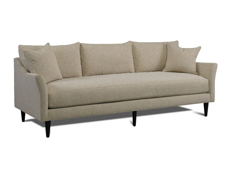 Chiếc sofa băng SF-172 ba chỗ ngồi được bọc vải màu be nhạt, chụp từ góc hơi nghiêng phía trước. Sofa có kiểu dáng hiện đạ…