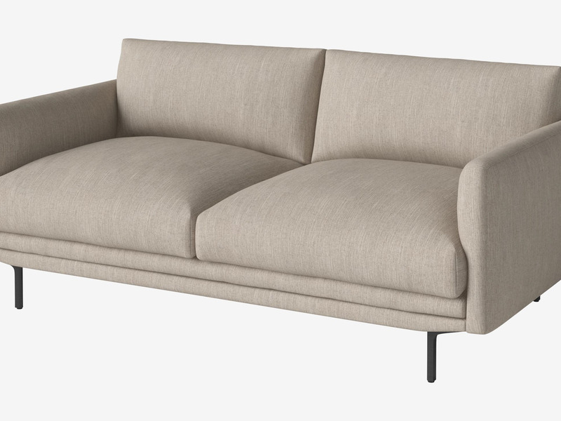 Sofa băng hai chỗ ngồi bọc vải màu be nhạt, chụp góc nghiêng từ trên xuống, nổi bật với thiết kế tối giản, tay vịn thấp và…