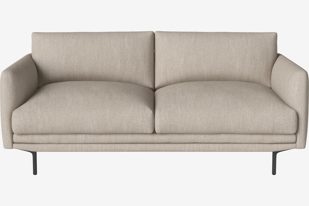 Sofa băng hai chỗ ngồi bọc vải màu be nhạt, chụp chính diện trên nền trắng. Thiết kế đơn giản, thanh lịch với đệm ngồi và…