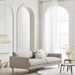 Sofa băng bọc vải màu be nhạt, kiểu dáng đương đại, đặt trong không gian phòng khách hiện đại với tường trắng, cửa vòm lớn…