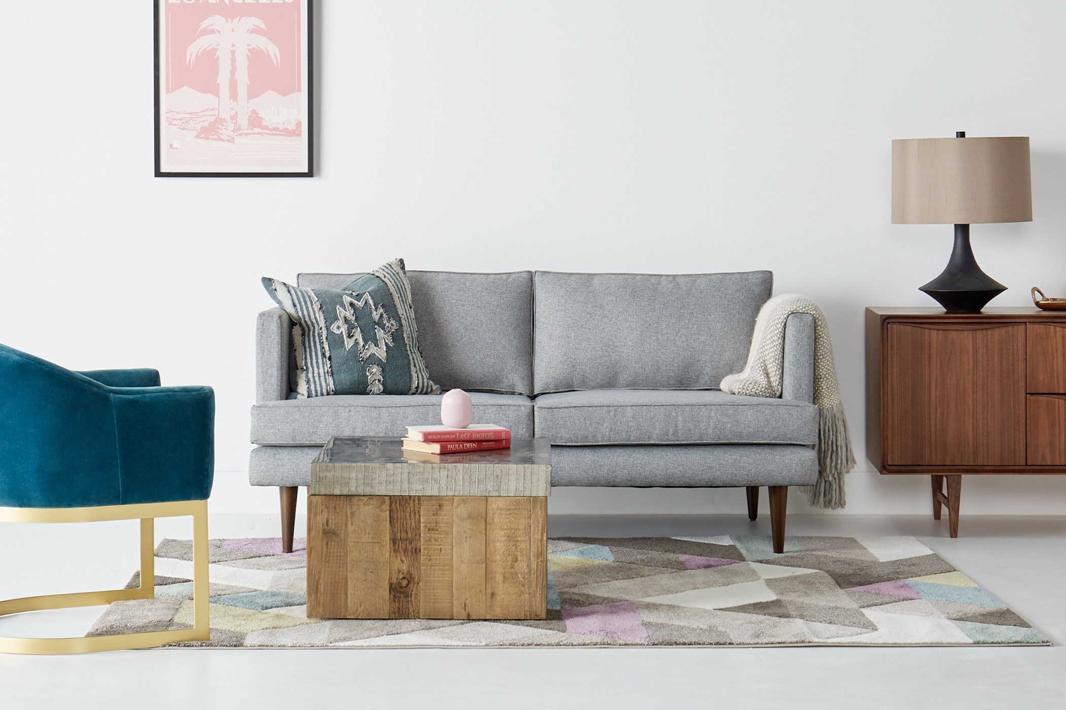 Sofa băng 3 chỗ Preston SF-111 màu xám nhạt, bọc vải, đặt trong phòng khách hiện đại. Sofa có chân gỗ thon, kết hợp bàn tr…