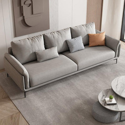 Sofa băng bọc da hiện đại Trudie SF-219 màu xám nhạt, chụp từ góc trên bên phải. Sofa có thiết kế thanh mảnh với chân kim…