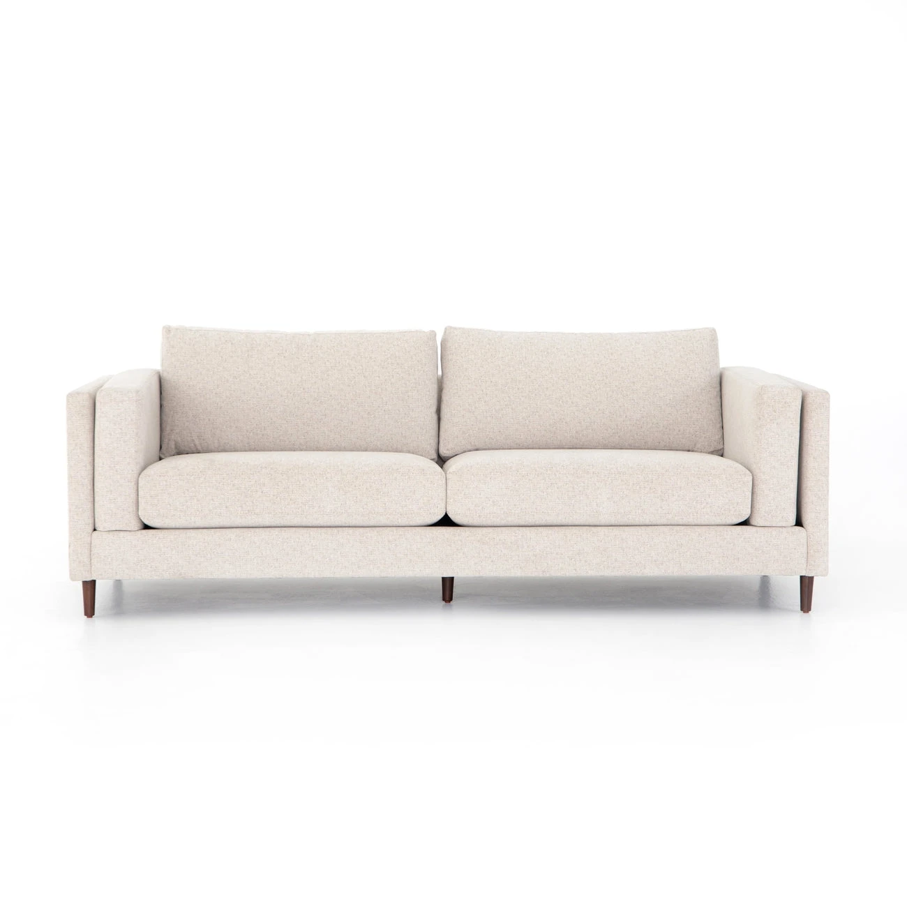 Sofa băng Ezra SF-222 chụp chính diện, thể hiện rõ kiểu dáng hai chỗ ngồi với đệm rời. Màu be nhạt của vải bọc cùng thiết…