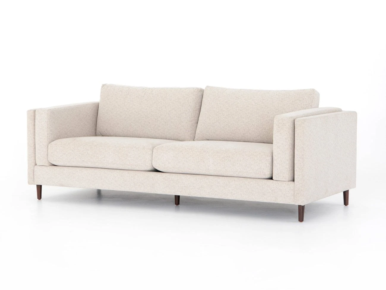 Sofa băng Ezra SF-222 màu be nhạt, chụp góc nghiêng từ phía trước bên phải, nổi bật thiết kế hiện đại với tay vịn vuông vắ…