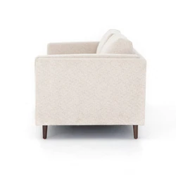 Sofa băng Ezra SF-222 nhìn từ góc ngang bên phải, cho thấy chiều sâu của ghế và thiết kế tay vịn dày dặn. Chất liệu vải bọ…