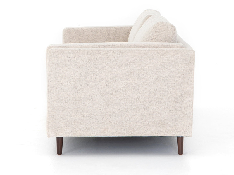 Sofa băng Ezra SF-222 nhìn từ góc ngang bên phải, cho thấy chiều sâu của ghế và thiết kế tay vịn dày dặn. Chất liệu vải bọ…