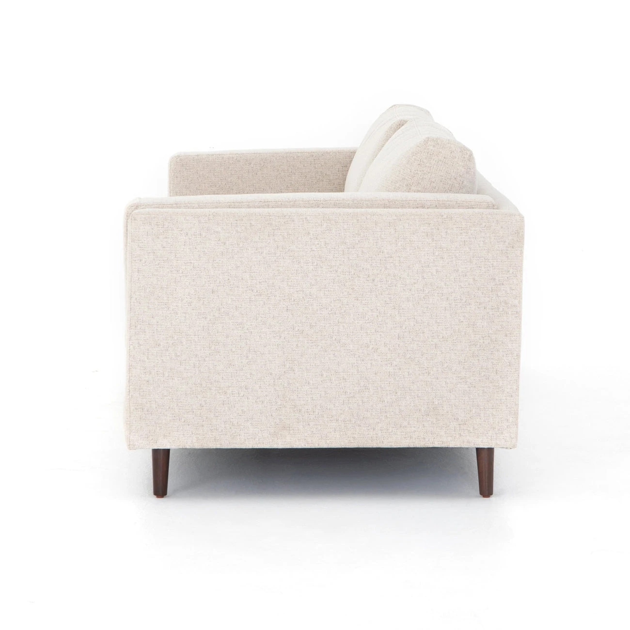 Sofa băng Ezra SF-222 nhìn từ góc ngang bên phải, cho thấy chiều sâu của ghế và thiết kế tay vịn dày dặn. Chất liệu vải bọ…