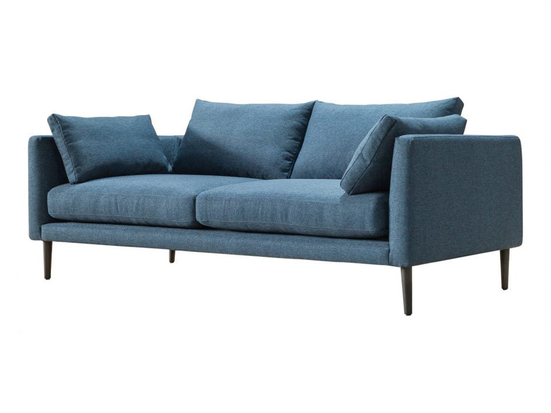 Toàn cảnh chiếc sofa băng SF-439 màu xanh đậm, chụp từ góc hơi nghiêng phía trước. Sofa có thiết kế hiện đại với đường nét…