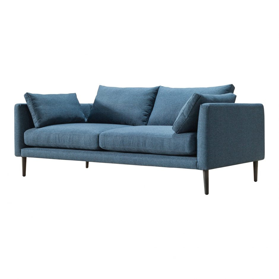 Toàn cảnh chiếc sofa băng SF-439 màu xanh đậm, chụp từ góc hơi nghiêng phía trước. Sofa có thiết kế hiện đại với đường nét…
