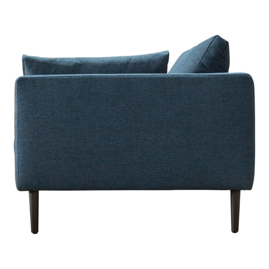 Góc chụp cận cảnh mặt sau của sofa băng SF-439, làm nổi bật phần lưng tựa và chân gỗ thon màu đen. Thiết kế đơn giản, chắc…