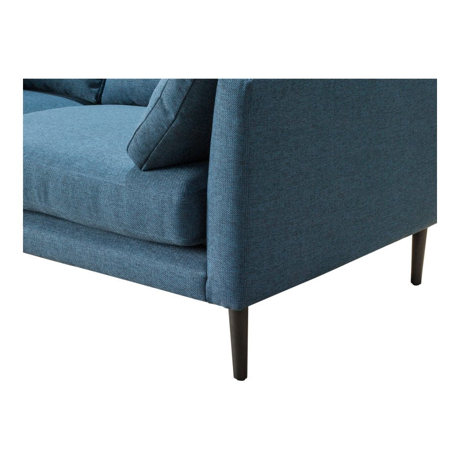 Chi tiết góc dưới của sofa băng, tập trung vào phần chân gỗ thon màu đen và cạnh tay vịn vuông vắn. Hình ảnh cho thấy sự c…