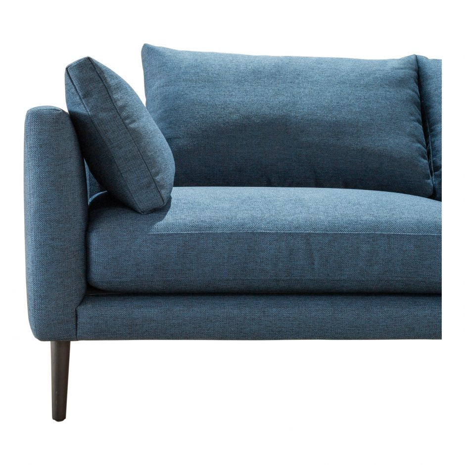Góc chụp cận cảnh một bên tay vịn và phần đệm tựa của sofa băng. Tay vịn có độ dày vừa phải, vuông vắn, kết hợp hài hòa vớ…