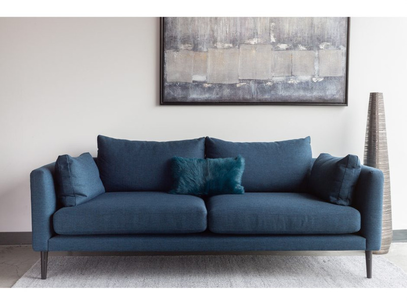 Sofa băng bọc vải màu xanh đậm được đặt trong không gian phòng khách hiện đại. Sofa có thiết kế tối giản với hai đệm ngồi…