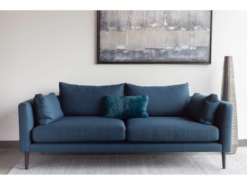 Sofa băng bọc vải màu xanh đậm được đặt trong không gian phòng khách hiện đại. Sofa có thiết kế tối giản với hai đệm ngồi…