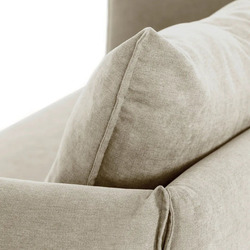 Cận cảnh góc đệm tựa và tay vịn của ghế sofa băng SF-455, cho thấy chất liệu vải bọc màu be nhạt với đường may tinh tế. Đệ…