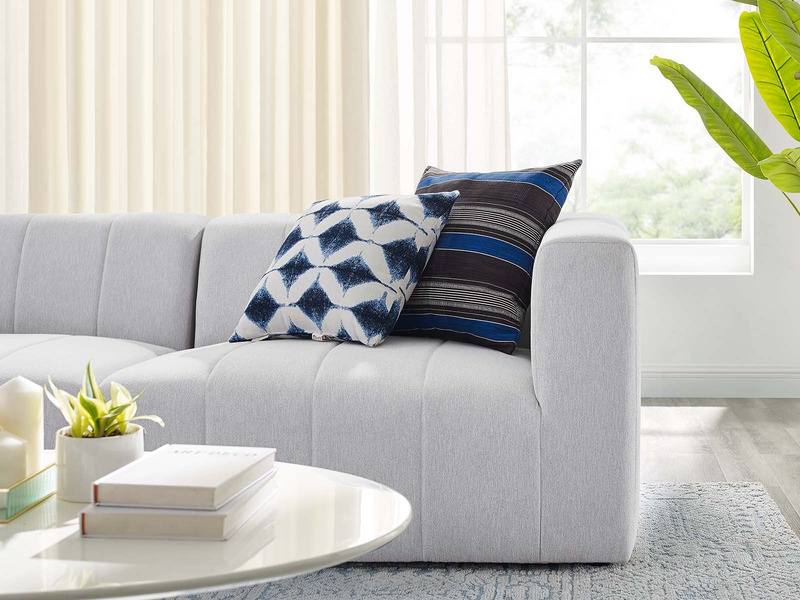 Cận cảnh phần tay vịn và đệm ngồi của sofa băng màu trắng xám, chụp từ góc bên phải. Hình ảnh làm nổi bật chi tiết các đườ…