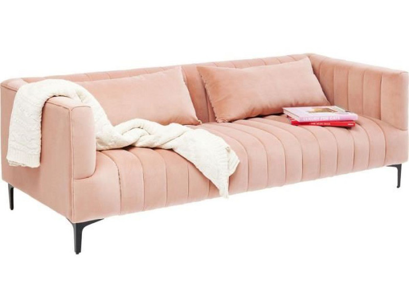 Sofa băng 3 chỗ bọc vải màu hồng nhạt, chụp góc nghiêng từ phía trước bên trái. Ghế có thiết kế vân sọc dọc tinh tế ở thân…