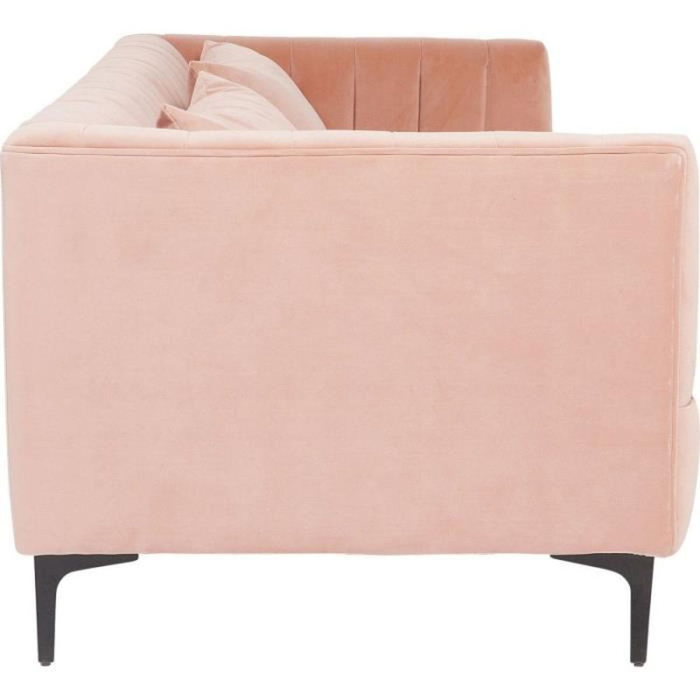 Mặt bên của sofa bọc vải màu hồng nhạt, chụp ngang. Phần tay vịn dày dặn, vuông vắn, được bọc vải trơn không vân, thể hiện…