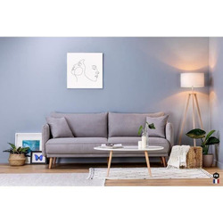 Sofa băng màu xám nhạt được đặt trong một phòng khách hiện đại, tối giản. Ghế có thiết kế thanh lịch với chân gỗ tự nhiên…