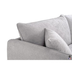 Cận cảnh phần tay vịn và đệm tựa của sofa bọc vải màu xám nhạt. Tay vịn có đường cong mềm mại, đệm lưng và đệm ngồi dày dặ…