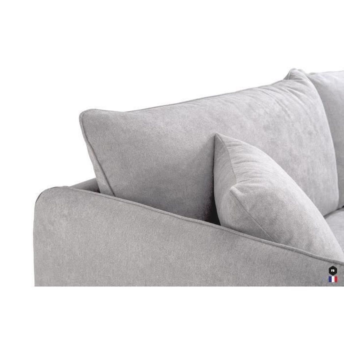Cận cảnh phần tay vịn và đệm tựa của sofa bọc vải màu xám nhạt. Tay vịn có đường cong mềm mại, đệm lưng và đệm ngồi dày dặ…