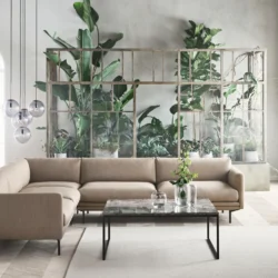 Sofa góc chữ L Lomi SF-344 màu be nhạt được bố trí trong một phòng khách rộng rãi, mang phong cách hiện đại luxury. Không…