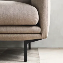 Cận cảnh chi tiết chân sofa Lomi SF-344 làm từ thép không gỉ màu đen, được thiết kế mảnh mai và tinh tế. Phần thân sofa bọ…
