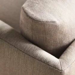 Hình ảnh cận cảnh góc tay vịn và đệm ngồi của sofa Lomi SF-344, cho thấy chất liệu vải bọc màu be nhạt mềm mại và đường ma…