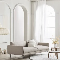 Một chiếc sofa 3 băng Lomi SF-344 màu be nhạt được bố trí trong phòng khách sáng sủa với nhiều cửa sổ vòm lớn và rèm trắng…