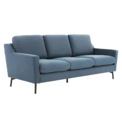Sofa băng ba chỗ màu xanh đậm, kiểu dáng hiện đại, chụp góc 3/4 từ phía trước. Ghế có đệm ngồi và lưng tựa dày dặn, tay vị…