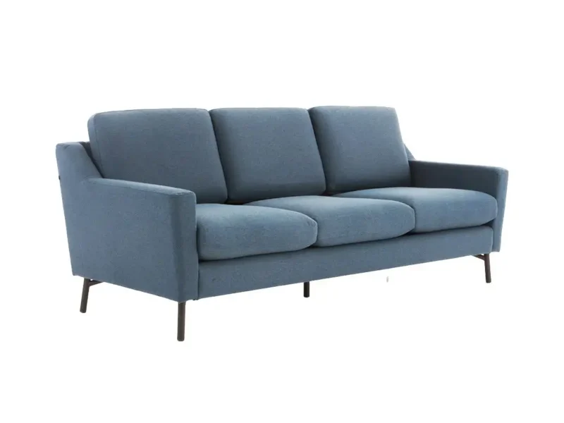 Sofa băng ba chỗ màu xanh đậm, kiểu dáng hiện đại, chụp góc 3/4 từ phía trước. Ghế có đệm ngồi và lưng tựa dày dặn, tay vị…