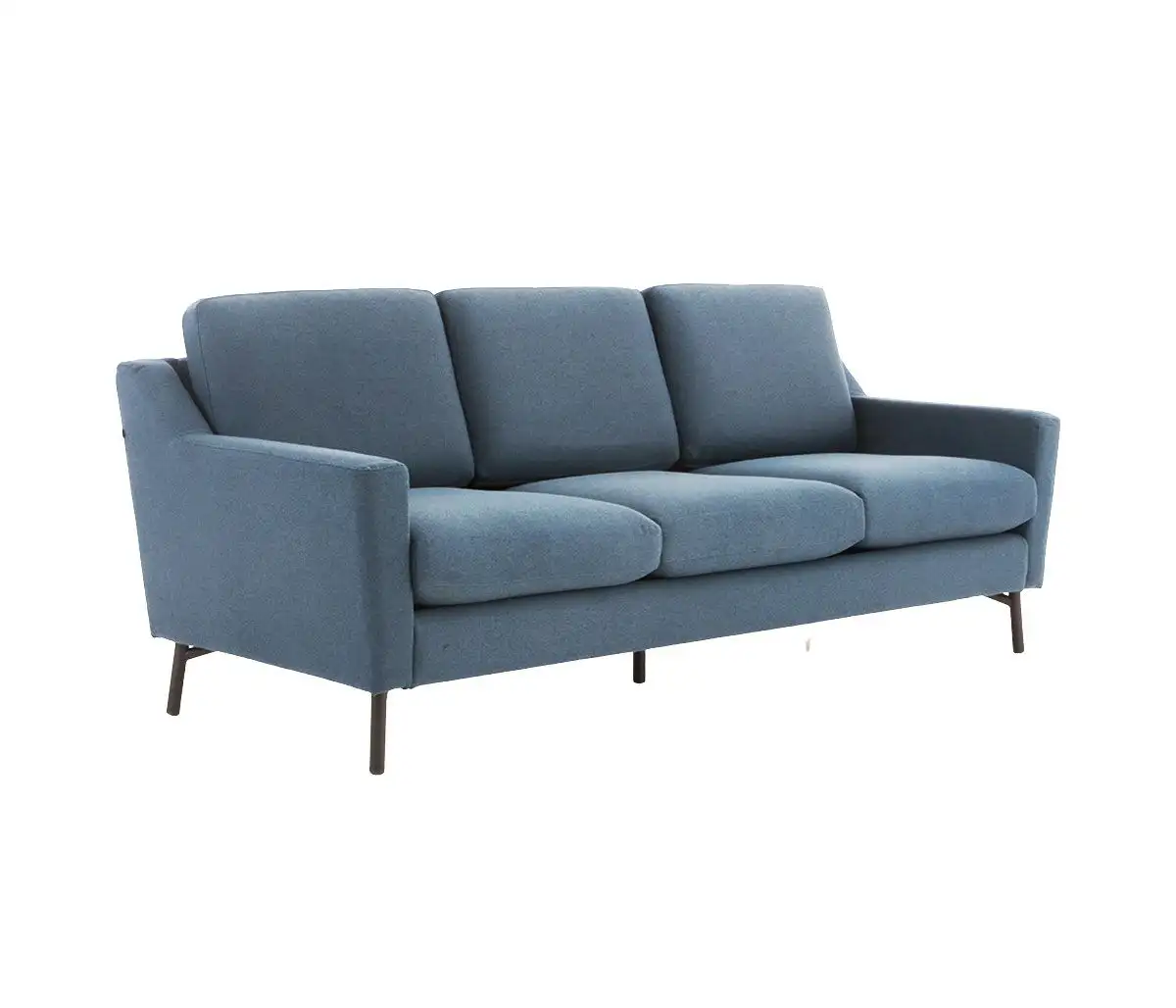 Sofa băng ba chỗ màu xanh đậm, kiểu dáng hiện đại, chụp góc 3/4 từ phía trước. Ghế có đệm ngồi và lưng tựa dày dặn, tay vị…