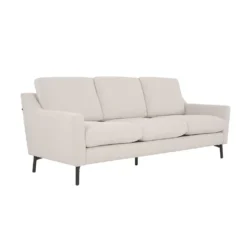 Sofa băng ba chỗ màu be nhạt, thiết kế hiện đại và thanh lịch, chụp góc 3/4. Ghế có đệm ngồi và lưng tựa êm ái, tay vịn vu…