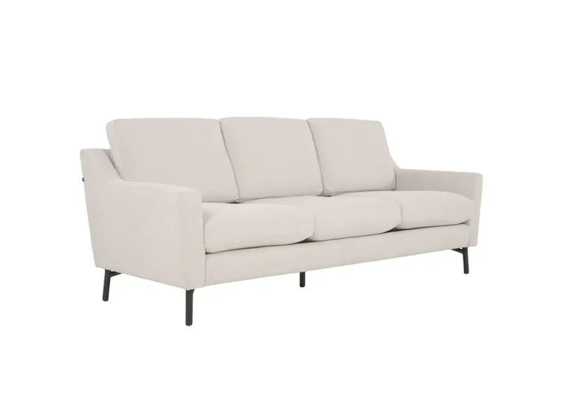 Sofa băng ba chỗ màu be nhạt, thiết kế hiện đại và thanh lịch, chụp góc 3/4. Ghế có đệm ngồi và lưng tựa êm ái, tay vịn vu…