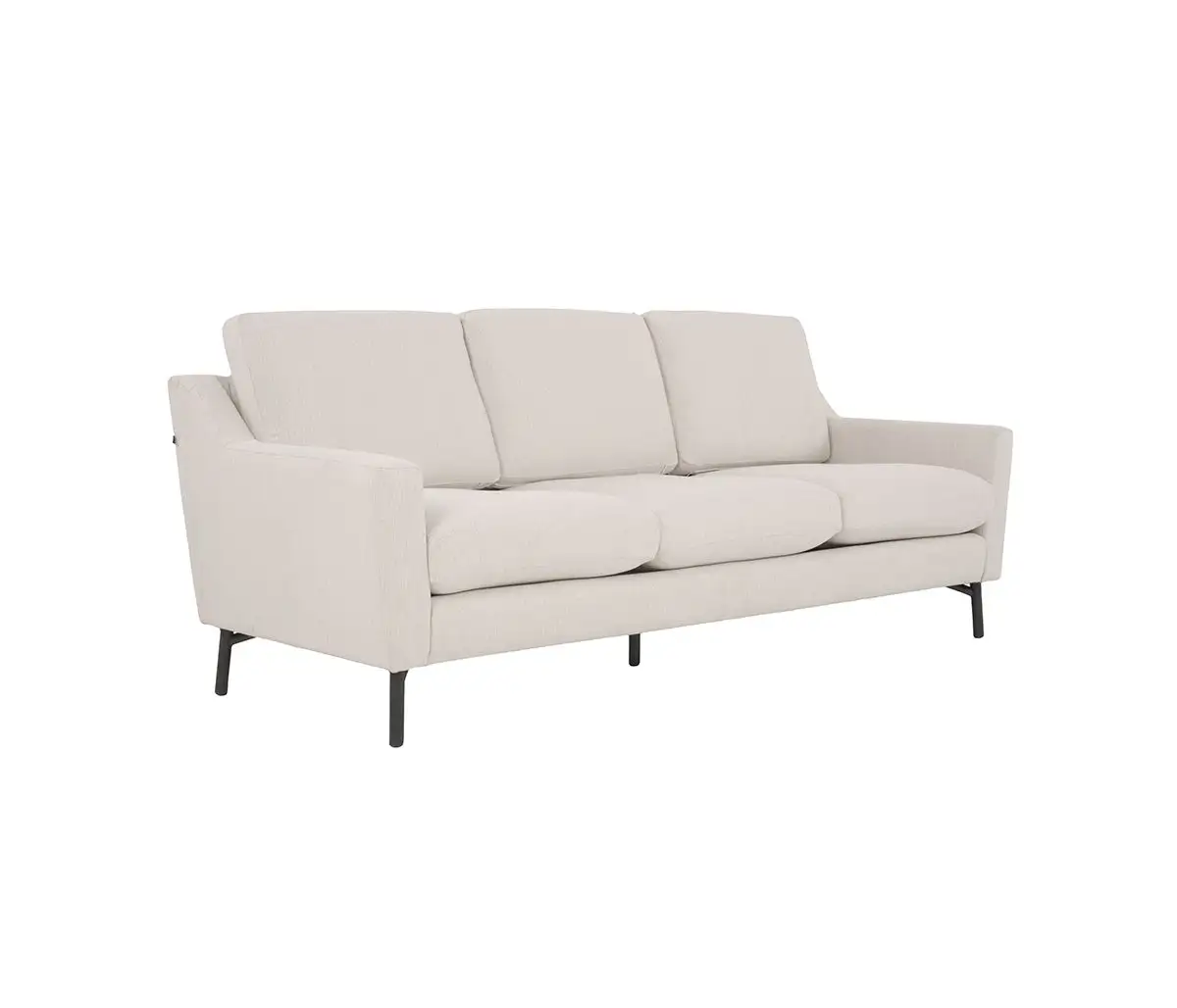 Sofa băng ba chỗ màu be nhạt, thiết kế hiện đại và thanh lịch, chụp góc 3/4. Ghế có đệm ngồi và lưng tựa êm ái, tay vịn vu…