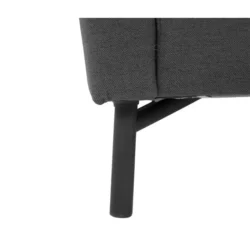 Cận cảnh phần chân kim loại sơn đen nhám của sofa, có hình dáng nón thuôn dần về phía dưới, gắn vào khung ghế bọc vải màu…