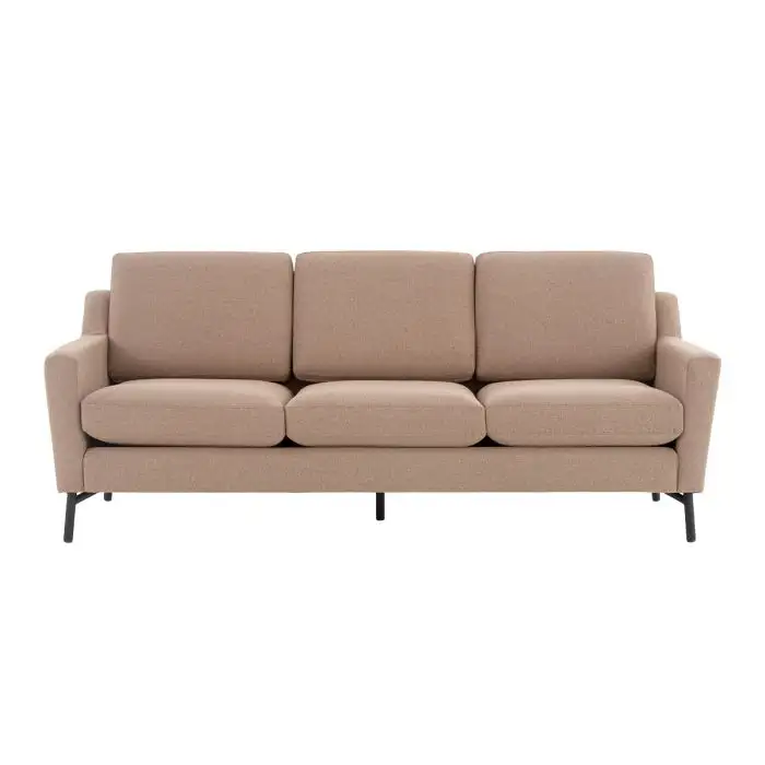 Sofa băng ba chỗ màu nâu nhạt (taupe), chụp chính diện, thể hiện rõ kiểu dáng cân đối. Ghế có ba đệm ngồi và ba đệm lưng r…