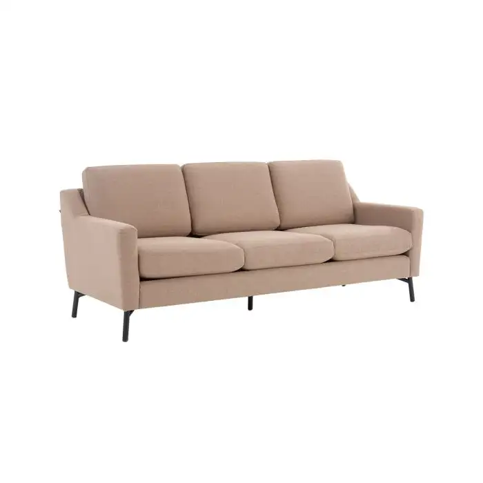 Sofa băng ba chỗ màu nâu nhạt (taupe) được chụp góc 3/4 từ phía trước bên phải. Thiết kế hiện đại với các đường nét gọn gà…