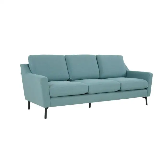 Sofa băng ba chỗ màu xanh ngọc nhạt, chụp góc 3/4 từ phía trước bên phải. Kiểu dáng hiện đại với tay vịn vuông vắn, đệm ng…