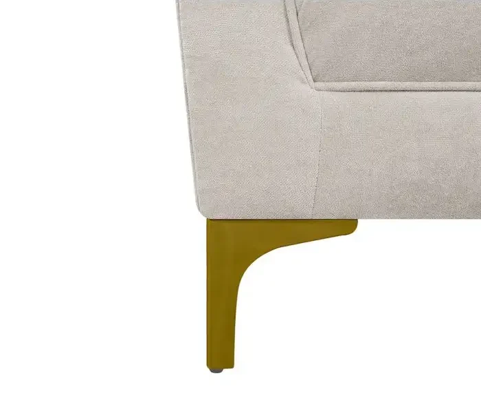 Cận cảnh phần chân và thân dưới của sofa SF-389 màu be nhạt, chụp từ góc thấp. Chân sofa kim loại màu vàng đồng được thiết…