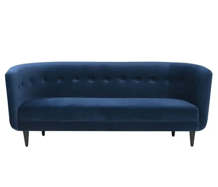Sofa băng bọc vải nhung màu xanh navy đậm, chụp chính diện trên nền trắng. Ghế có lưng tựa bo cong mềm mại, điểm nhấn là h…