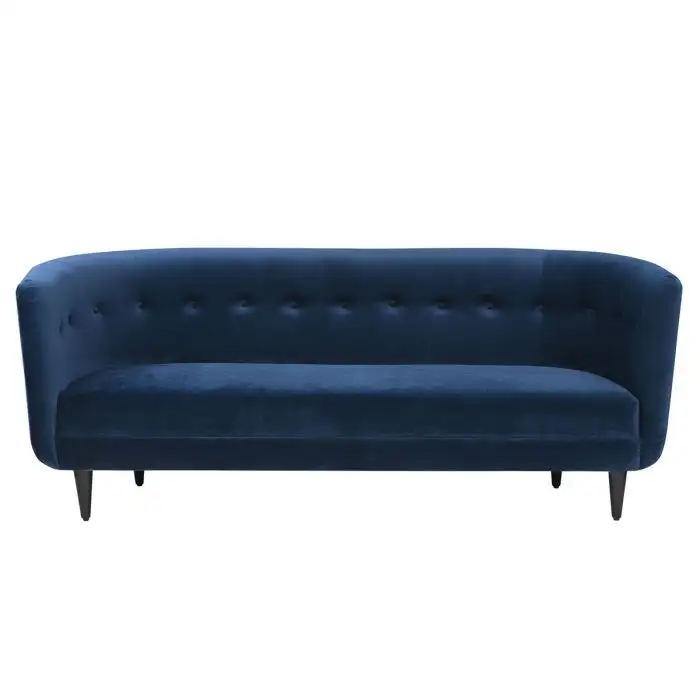 Sofa băng bọc vải nhung màu xanh navy đậm, chụp chính diện trên nền trắng. Ghế có lưng tựa bo cong mềm mại, điểm nhấn là h…