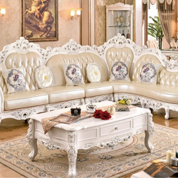 Sofa góc tân cổ điển SB905-3B màu kem sang trọng, được chụp trong bối cảnh phòng khách rộng rãi. Sofa có khung gỗ chạm khắ…