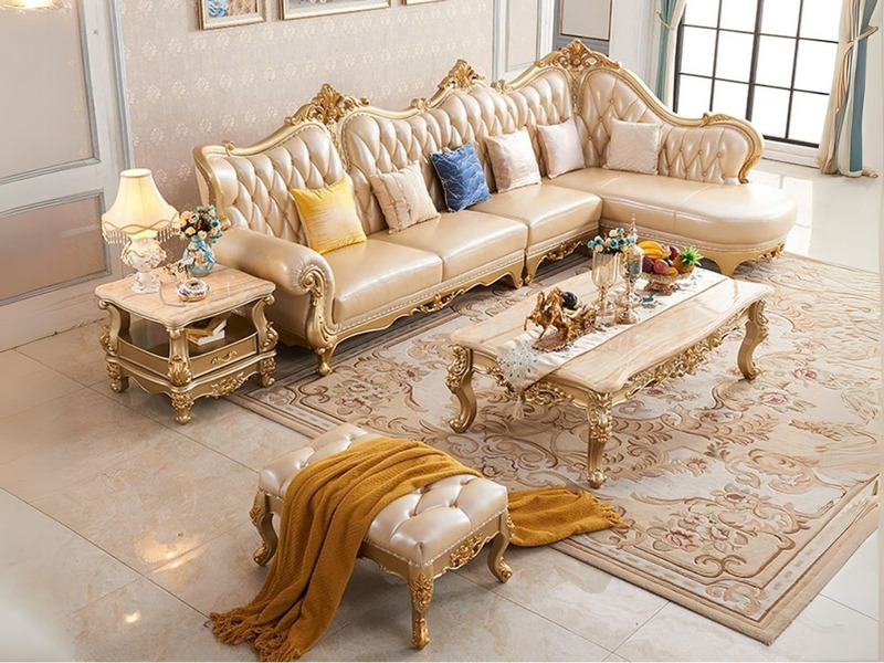 Sofa góc tân cổ điển SB902-3B màu kem, chụp toàn cảnh trong phòng khách sang trọng. Sofa có lưng rút múi, tay vịn cuộn, ch…