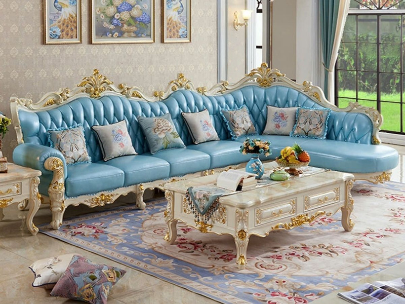 Bộ sofa góc tân cổ điển SB909-3B màu xanh ngọc nhạt, được chụp toàn cảnh trong không gian phòng khách sang trọng. Sofa có…
